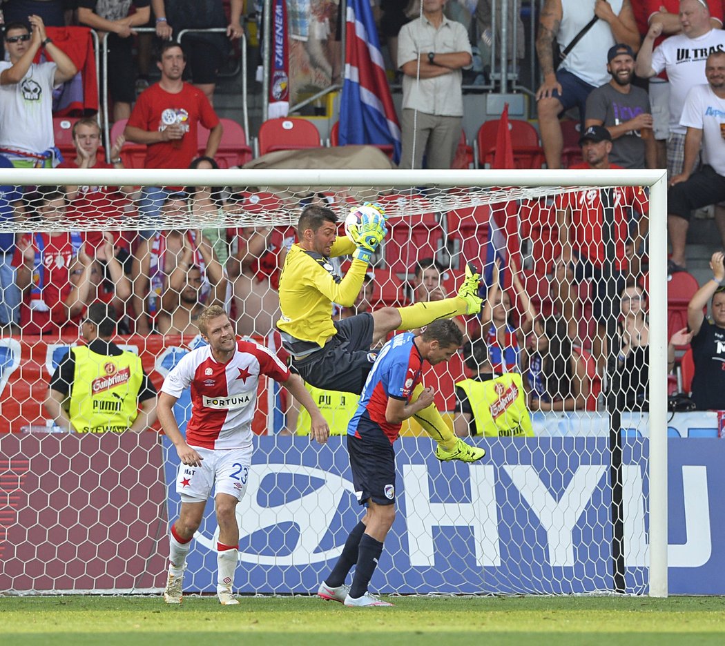 Zákrok plzeňského brankáře Matúše Kozáčika, který svůj tým proti Slavii několikrát podržel