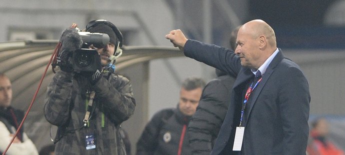 Trenér Miroslav Koubek si výhru Plzně nad Spartou vychutnal triumfálním gestem.