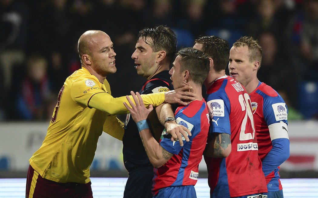 Sparťanský útočník Roman Bednář ve vypjaté bitvě v Plzni chytil pod krkem Milana Petrželu. Plzeň vyhrála šlágr 2:0.