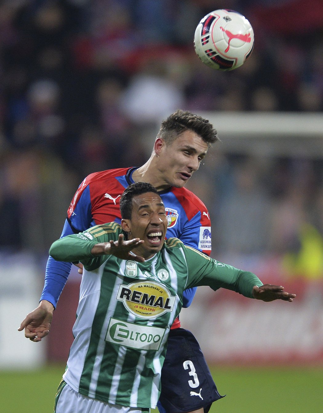 Fotbalista Bohemians Mosquera v souboji s plzeňským Alešem Matějů.