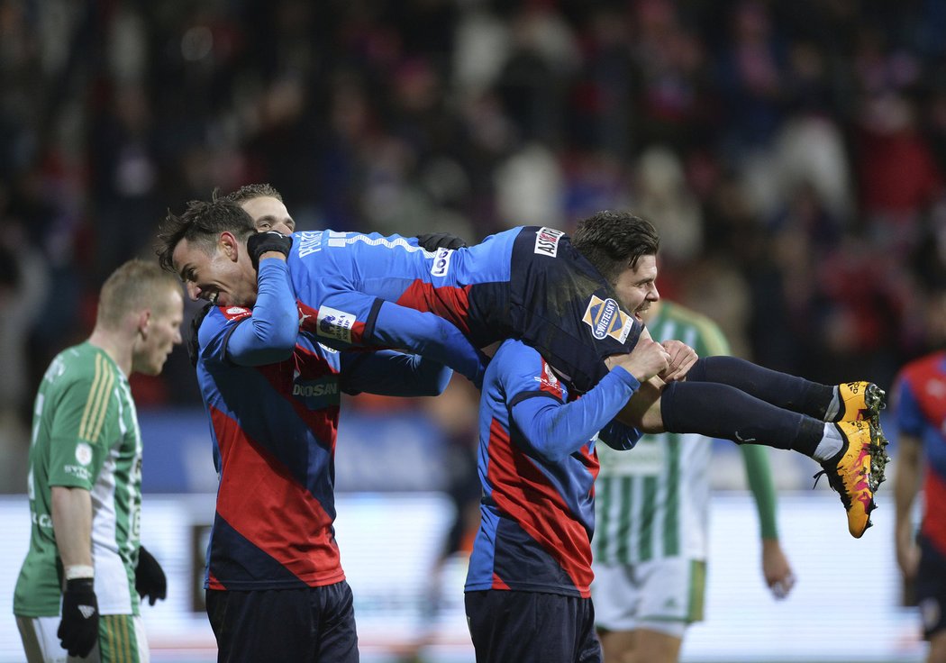 Plzeňský Milan Petržela skončil po utkání s Bohemians nad hlavami spoluhráčů.