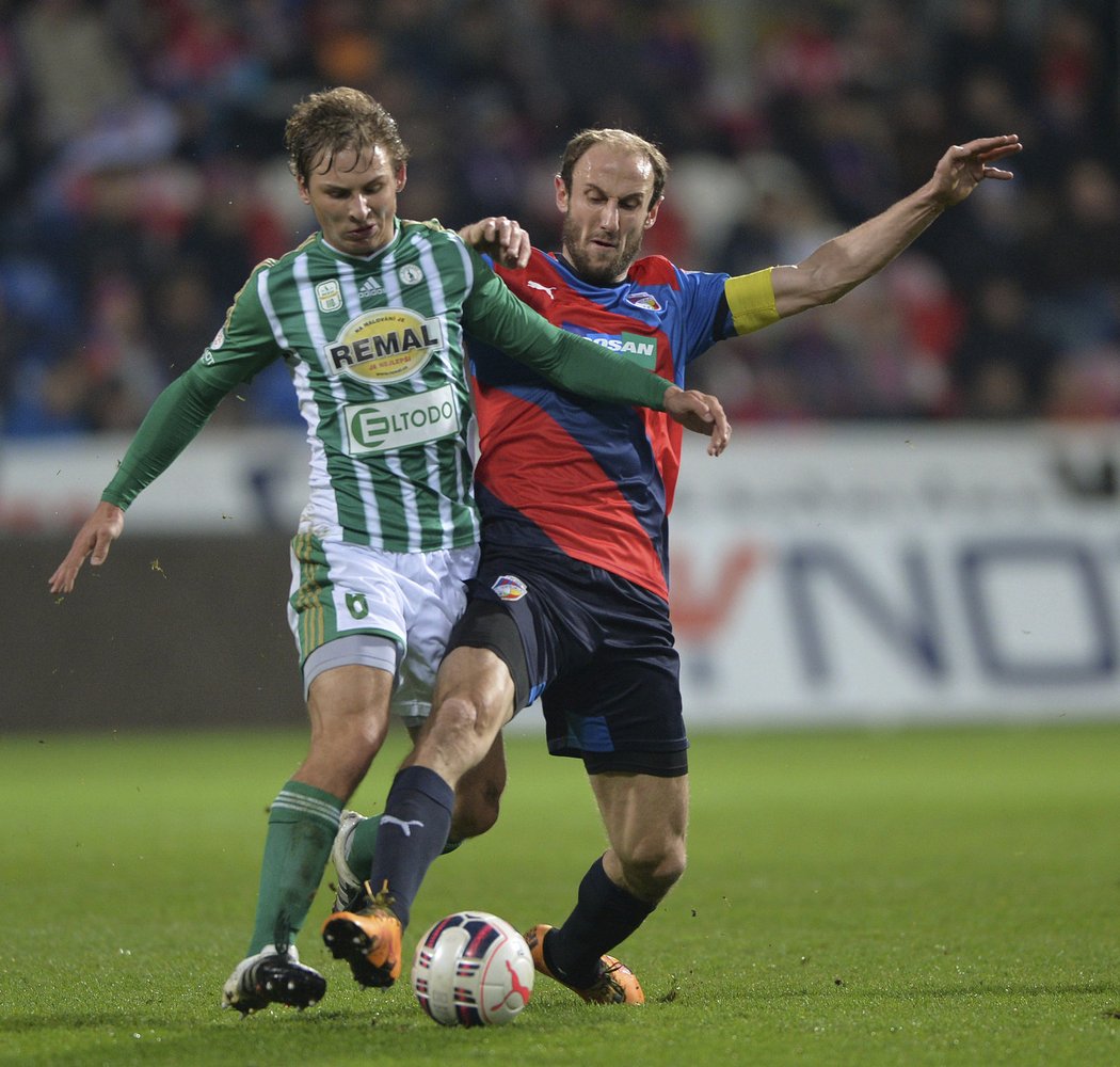 Plzeňský Roman Hubník v souboji s Michalem Hubínkem z Bohemians.