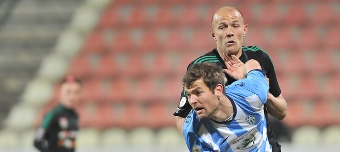 Útočník Příbrami Roman Bednář bojoval s obranou Mladé Boleslavi. Zápas odmakal a dočkal se i gólové odměny, Příbram vyhrála 2:0.