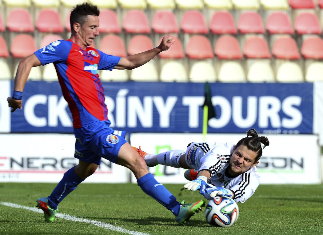 Viktoria Plzeň nabrala hned na startu ligy manko dvou bodů na pražskou Spartu, protože v Příbrami jen remizovala 2:2. Jednu z branek dali Západočeši z penalty nařízené po faulu na Petrželu. Mistrovská Sparta už v pátek vyhrála derby ve Vršovicích nad Bohemians 2:1.