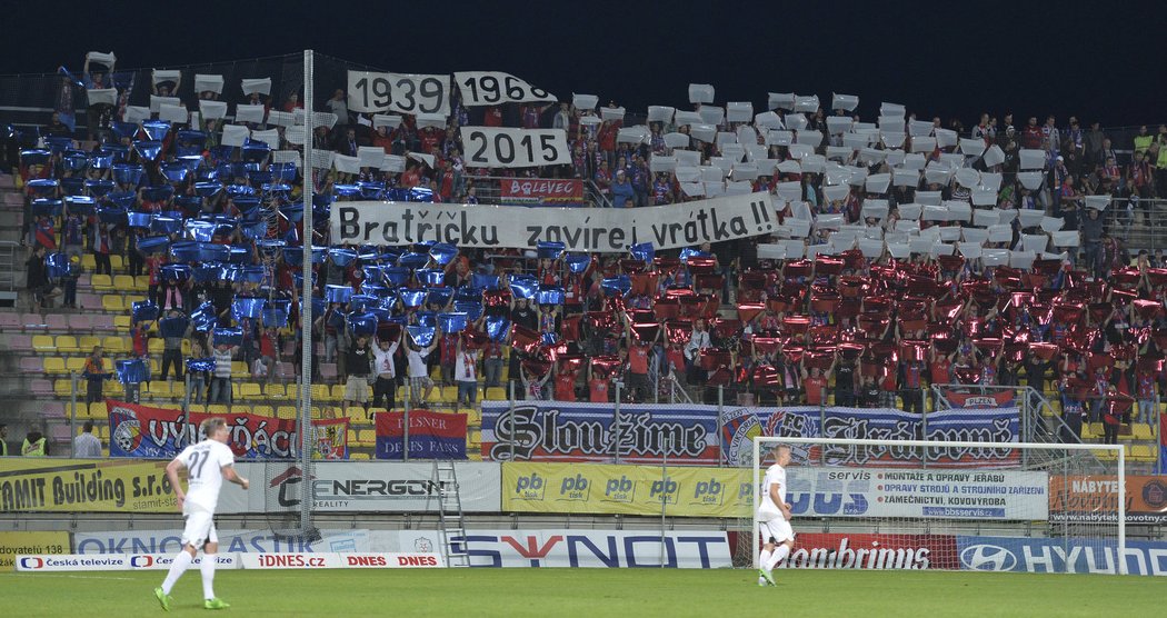 Fanoušci Viktorie Plzeň a jejich choreo při utkání Synot ligy v Příbrami.