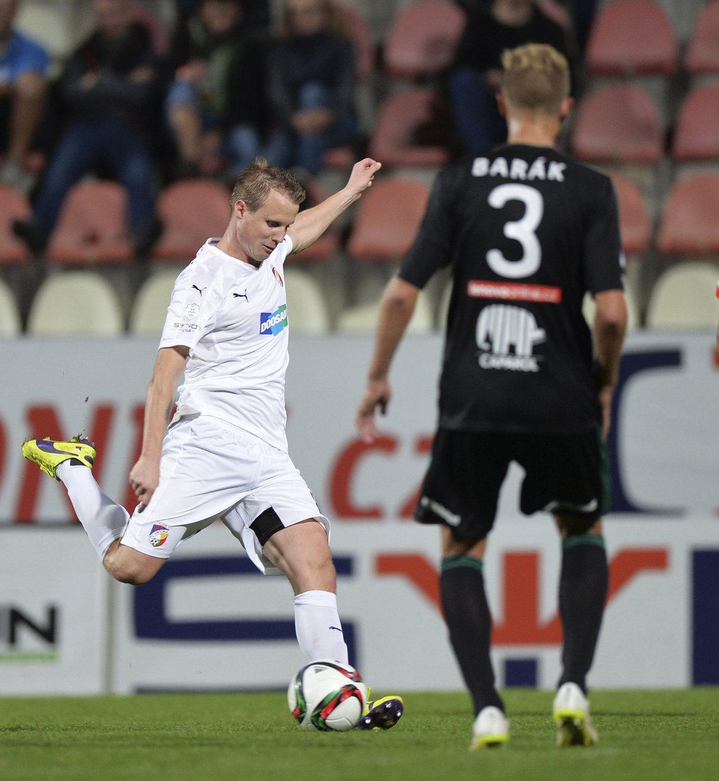 Plzeňský fotbalista David Limberský napřahuje, jeho rána se zastaví až v síti a Plzeň v Synot lize vyhrála v Příbrami 4:0.