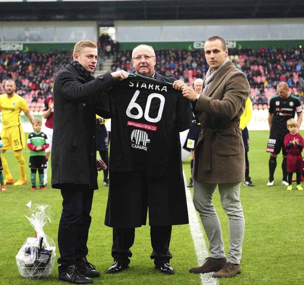 Jaroslav Starka oslavil před zápasem jubilejní šedesáté narozeniny.