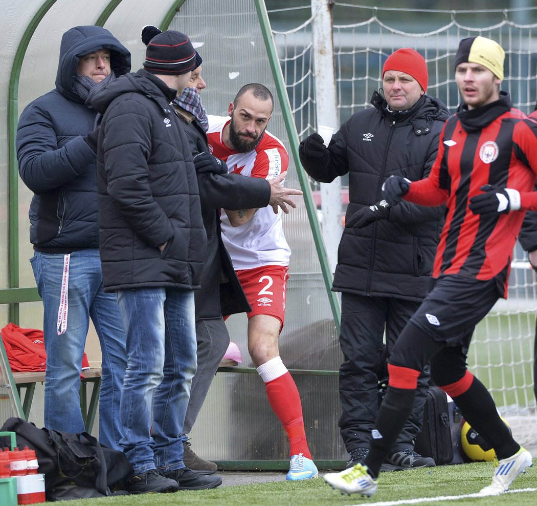 Jan Vošahlík v přípravě s Chrudimí málem porazil prezidenta Slavia Jiřího Šimáněho (třetí zleva), v červeném kulichu kouč Dušan Uhrin mladší