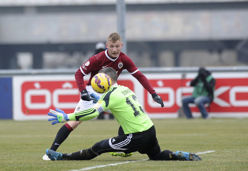 Jakub Brabec se marně snaží překonat banskobystrického brankáře Petra Boroše