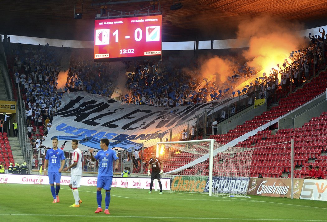 Fanoušci Baníku si k choreografii připravili také zakázanou pyrotechniku