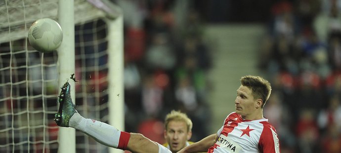 Milan Škoda se snaží zachytit míč na hrací ploše, přihlíží brankář Bohemky Zdeněk Zlámal