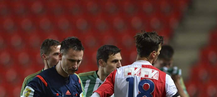 Fotbalista Slavie Vukadin Vukadinovič viděl červenou kartu za nesmyslný faul ve středu hřiště v derby s Bohemians.