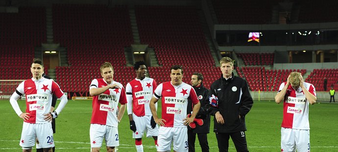 Fotbalisté Slavie přišli po derby s Bohemians poděkovat fanouškům, veselo ale po remíze 1:1 v táboře červenobílých nebyla.