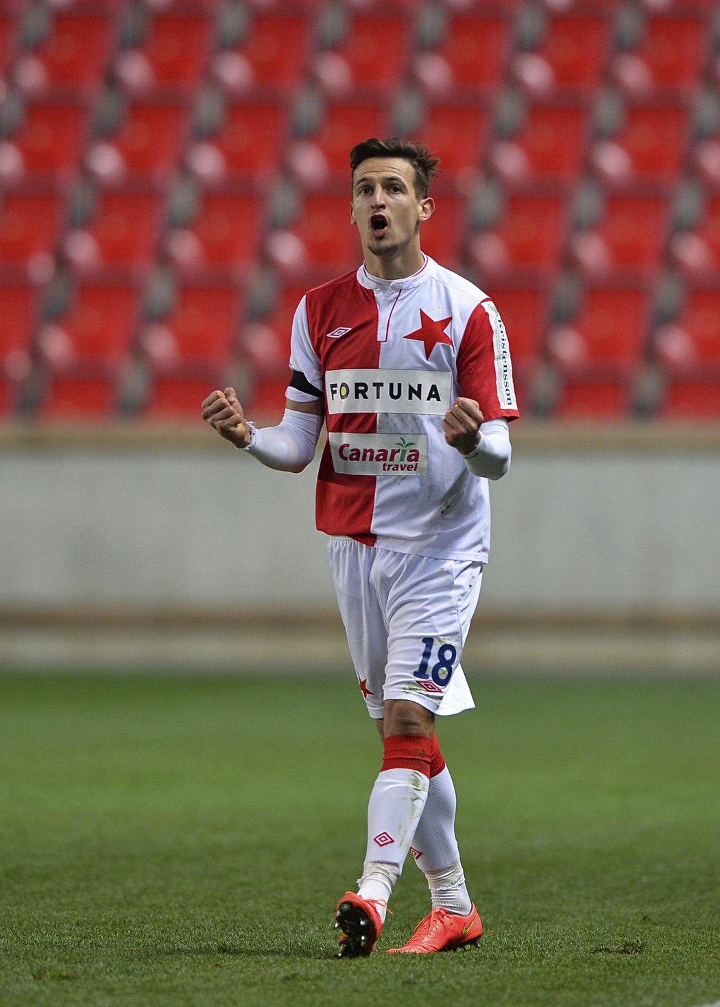Fotbalista Slavie Vukadin Vukadinovič se raduje po gólu, který vstřelil do sítě Bohemians v derby, které skončilo nakonec 1:1.