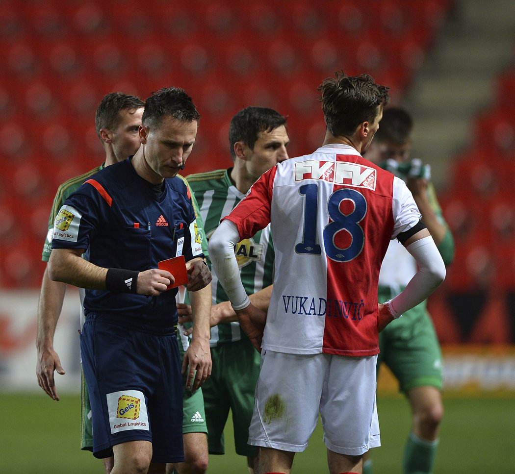 Fotbalista Slavie Vukadin Vukadinovič viděl červenou kartu za nesmyslný faul ve středu hřiště v derby s Bohemians.