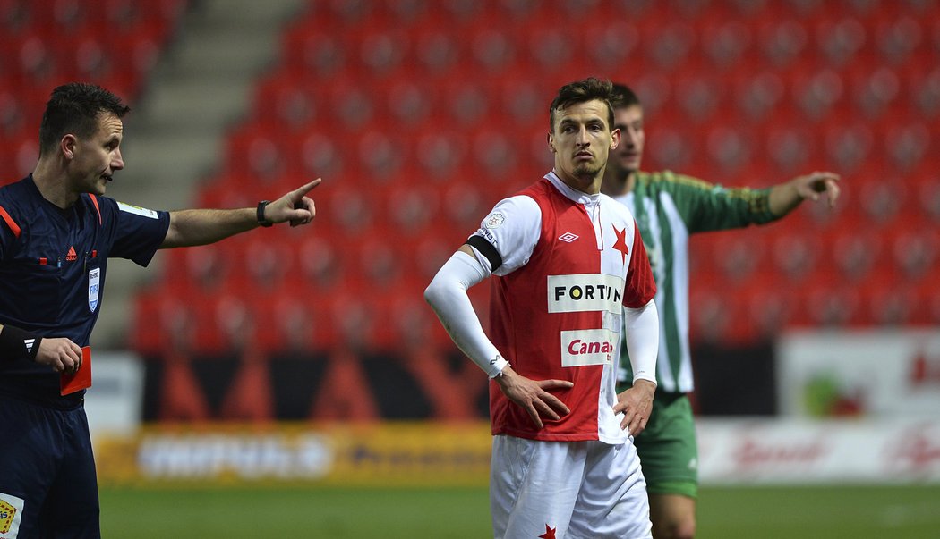 Fotbalista Slavie Vukadin Vukadinovič nedohrál derby s Bohemians, červenou kartu viděl za hrubý zákrok ve středu hřiště.