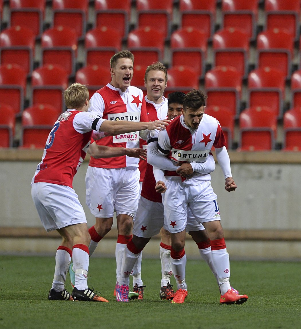 Fotbalisté Slavie se radují po gólu Vukadina Vukadinoviče v derby s Bohemians, které nakonec skončilo nerozhodně 1:1.