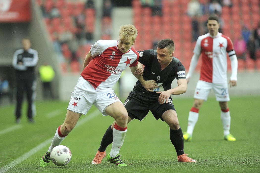 Michal Frydrych (vlevo) se vrátil do sestavy Slavie v zápasem s Jabloncem. Na snímku ho brání Stanislav Tecl.