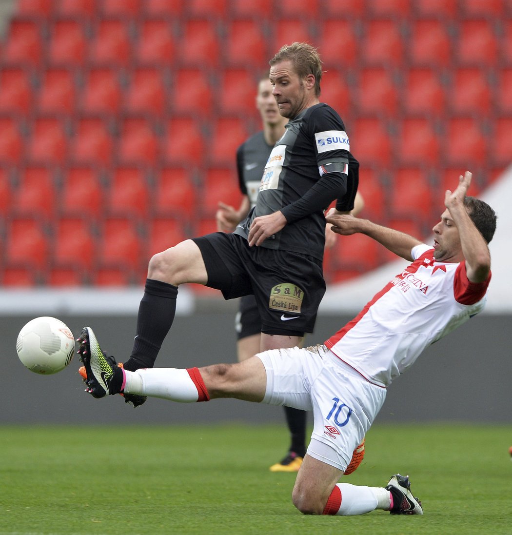 Josef Hušbauer se snaží obrat o míč kapitána Jablonce Tomáše Hübschmana