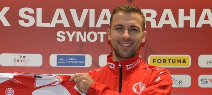 Josef Hušbauer pózuje po svém přestupu ze Sparty s dresem Slavie