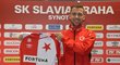 Josef Hušbauer pózuje po svém přestupu ze Sparty s dresem Slavie