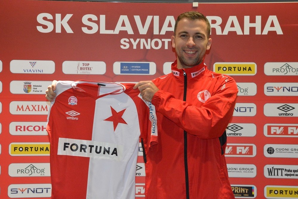 Josef Hušbauer pózuje po svém přestupu ze Sparty s dresem Slavie