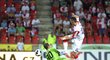 Útočník Slavie Milan Škoda využívá chyby brankáře Liberce Lukáše Hrošša a střílí třetí gól. Slavia vyhrála 4:1 a vede ligu.