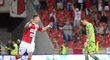 Útočník Slavie Milan Škoda se raduje, dvěma trefami pomohl červenobílým k výhře v 3. kole Synot ligy nad Libercem 4:1. Vpravo kráčí zklamaný gólman Slovanu Lukáš Hroššo