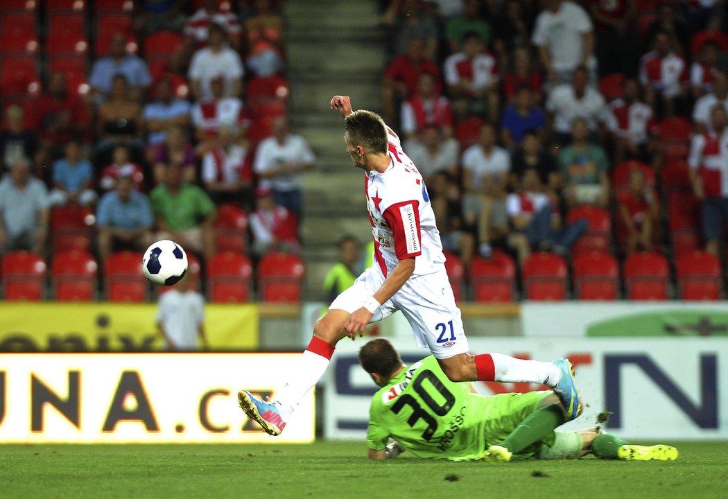 Útočník Slavie Milan Škoda využívá chyby brankáře Liberce Lukáše Hrošša a střílí třetí gól. Slavia vyhrála 4:1 a vede ligu.