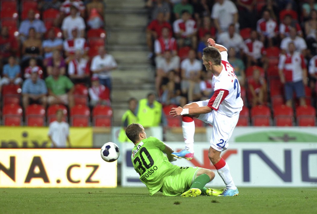 Útočník Slavie Milan Škoda využívá chyby brankáře Liberce Lukáše Hrošša a střílí třetí gól. Slavia vyhrála 4:1 a vede ligu.