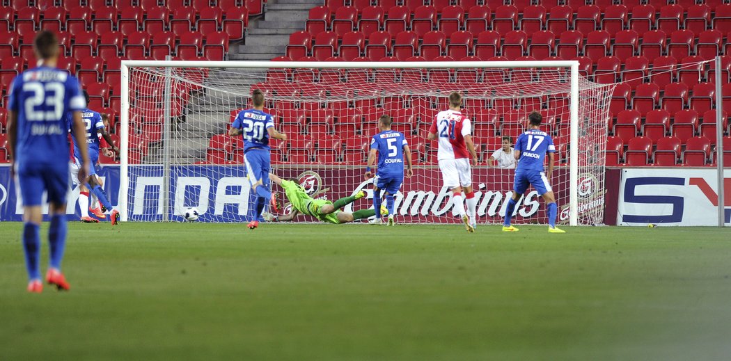 Bekim Balaj v dresu Slavie pálí, trefil se i do sítě Liberce. Slavia vyhrála 4:1 a vede ligu