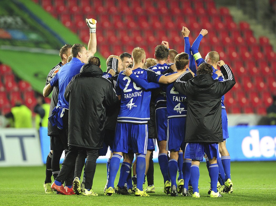 Fotbalisté Olomouce oslavují výhru nad Slavií