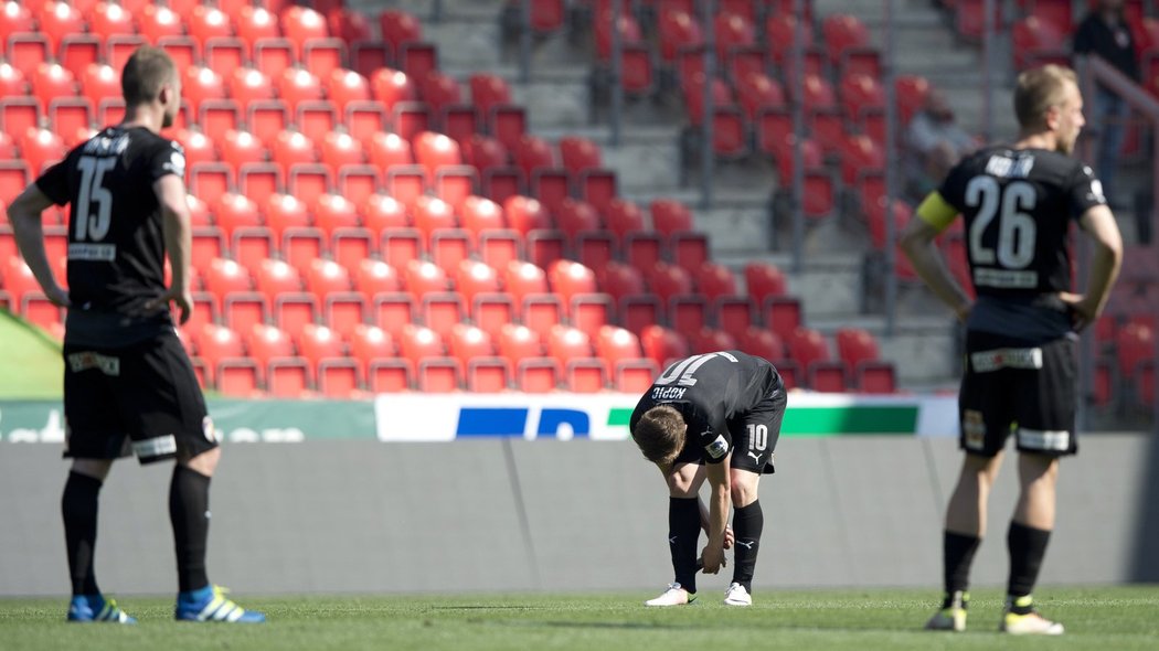 Zleva Michael Krmenčík, Jan Kopic a Daniel Kolář z Plzně po třetím gólu v zápase na Slavii