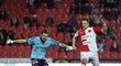 Příbramský brankář Marek Boháč a útočník Slavie Milan Škoda v utkání 13. kola Synot ligy. Slavia vyhrála 3:2.