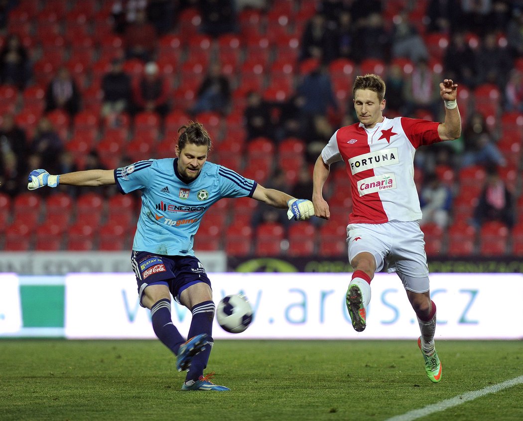 Příbramský brankář Marek Boháč a útočník Slavie Milan Škoda v utkání 13. kola Synot ligy. Slavia vyhrála 3:2.