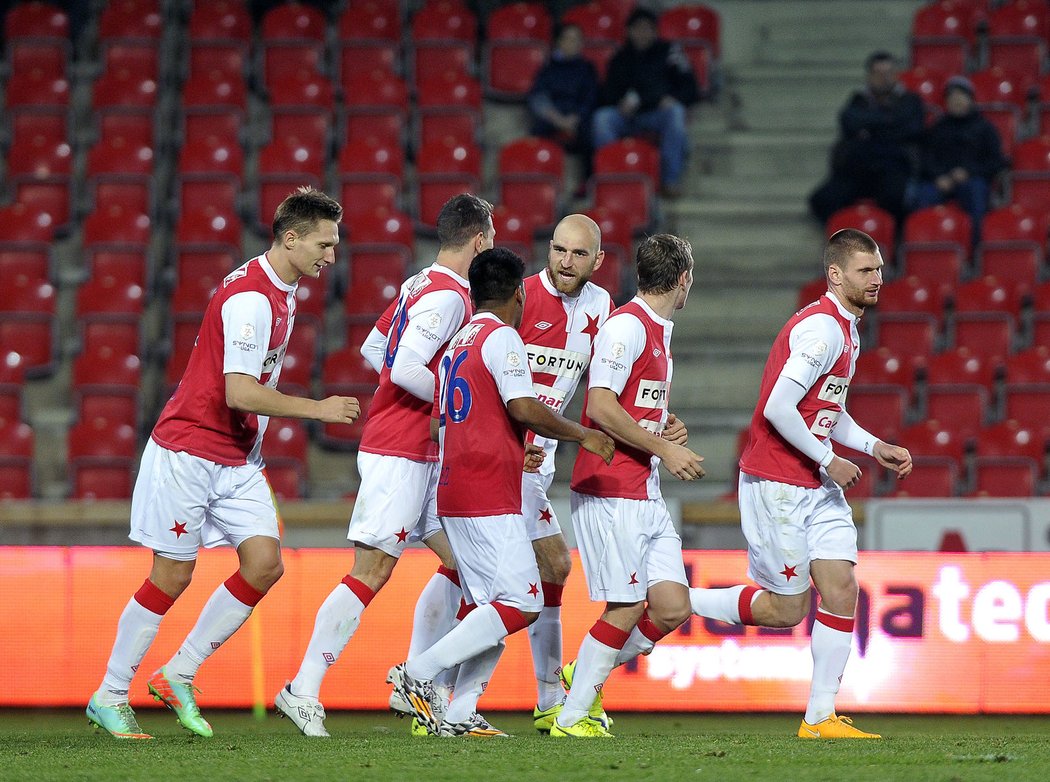 Fotbalisté Slavie se po sedmi zápasech dočkali radosti z výhry. Tři body v duelu proti Příbrami (3:2) si vychutnávají Milan Škoda, Martin Latka a Martin Juhar.