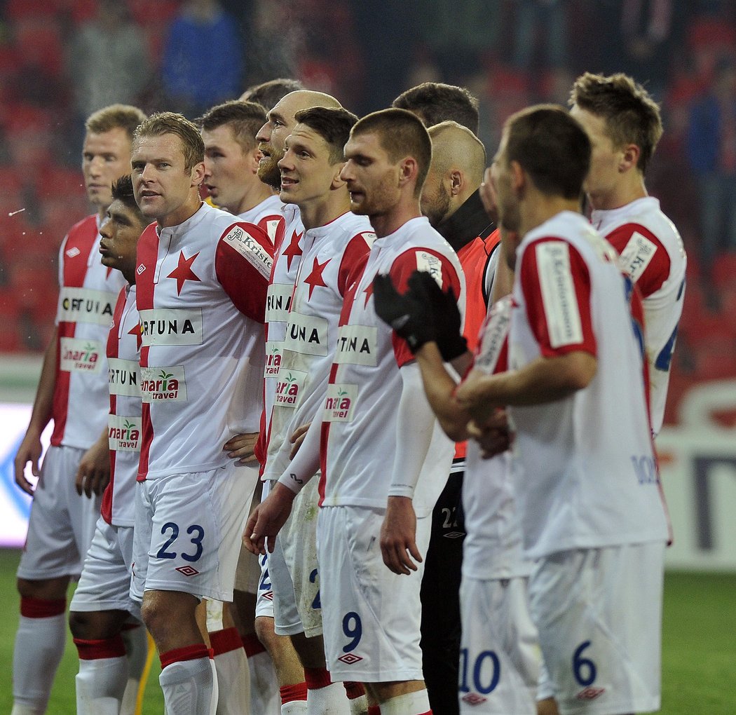 Děkovačka v podání fotbalistů Slavie po utkání s Příbramí.