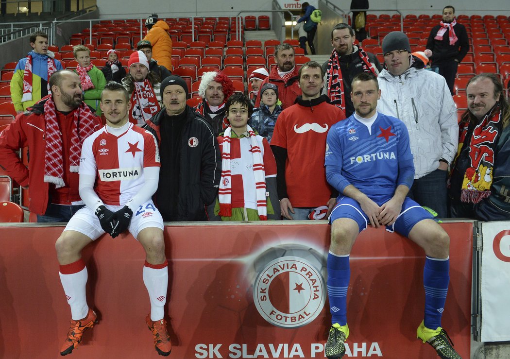 Hráči Slavie se po utkání fotili s fanoušky, kteří si nechali dobrovolně narůst knír