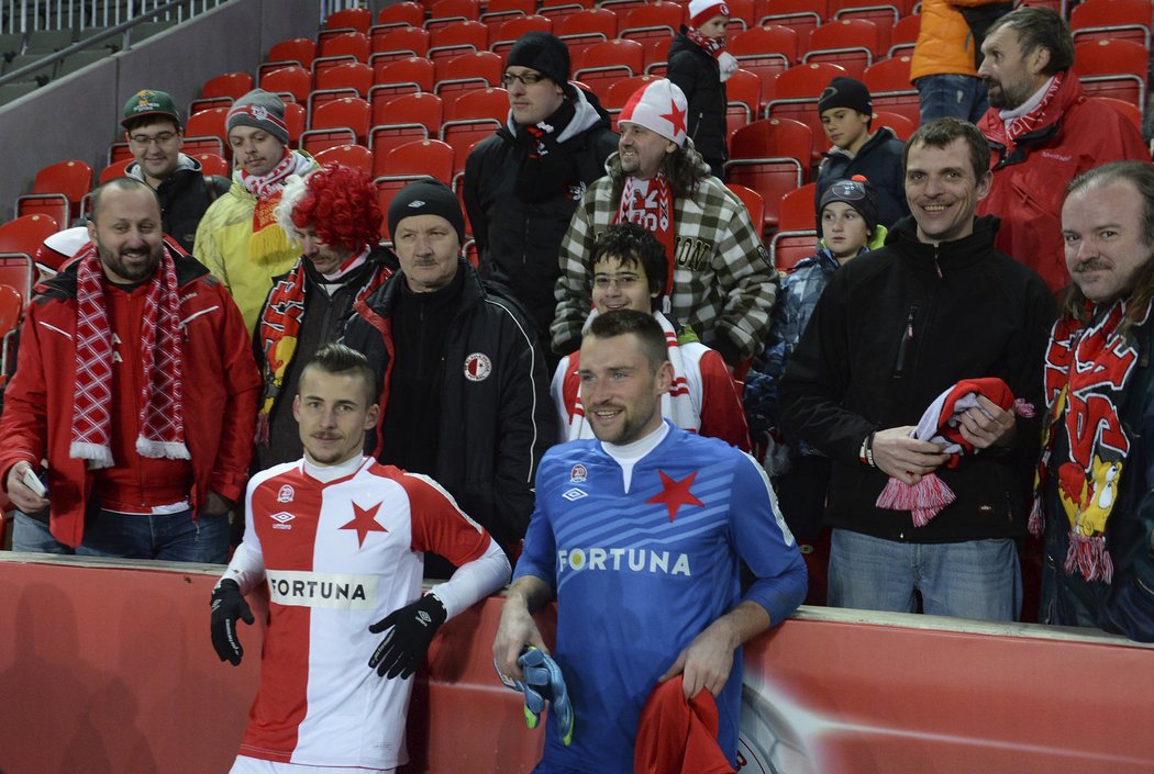 Fotbalisté Slavie Radek Voltr a Martin Berkovec se po výhře nad Příbramí 2:1 vyfotili s fanoušky.