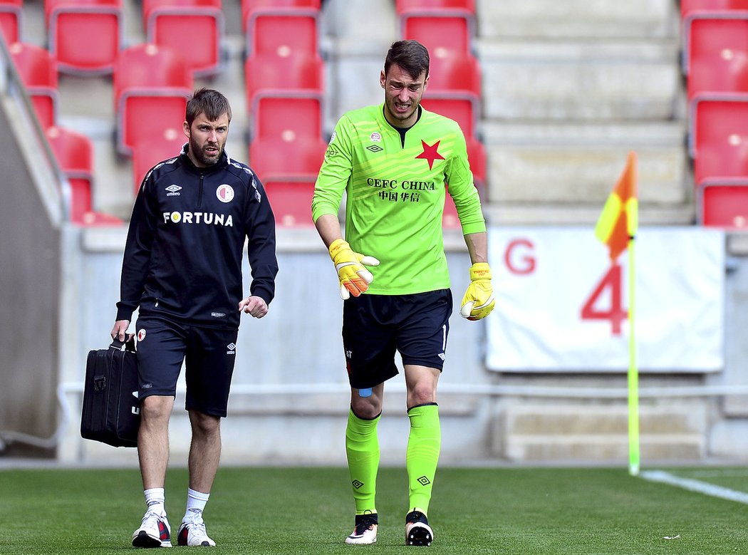 Zraněný brankář Slavie Jiří Pavlenka