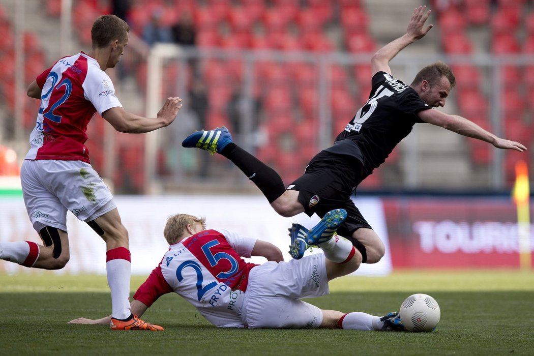 Michael Krmenčík z Plzně se nedostal přes Frydrycha ze Slavie