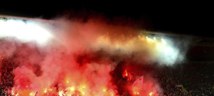 Fanoušci Slavie to během derby pražských „S“ s pyrotechnikou opět přehnali