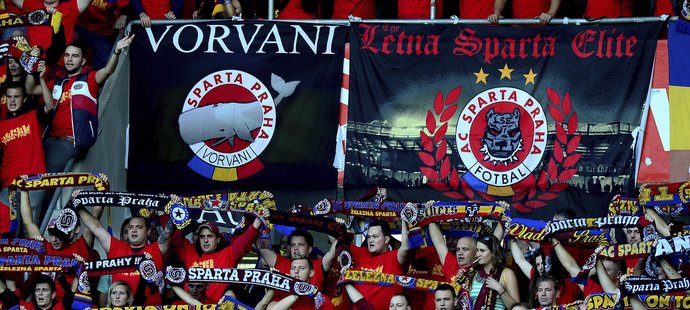 Fanoušci Sparty při derby se Slavií v Edenu.
