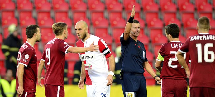 Obránce Slavie Martin Latka diskutuje se sparťany během derby ve vršovickém Edenu. Sparta vyhrála 2:0 a to ještě David Lafata neproměnil penaltu.