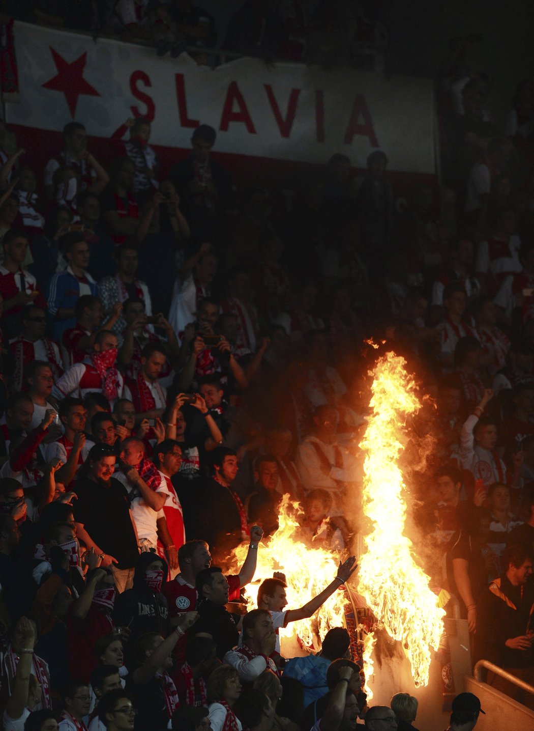 Fanoušci Slavie se během derby se Spartou věnovali i pálení sparťanských šál