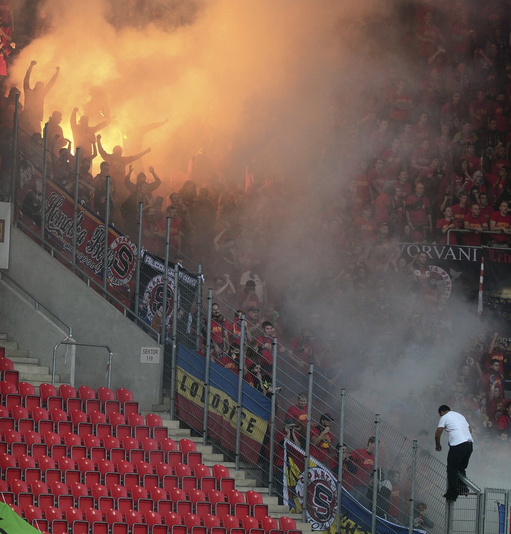 Fanoušci se při derby S v Edenu nevyznamenali, sudí dokonce kvůli kouři přerušil zápas.