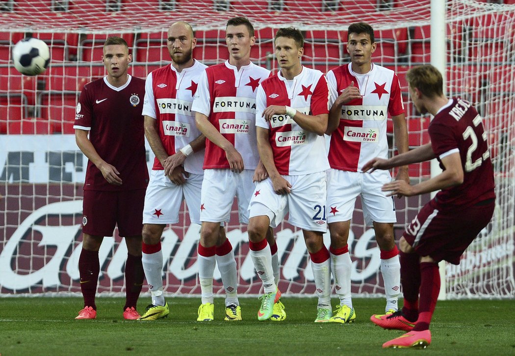 Sparťanský křídelník Ladislav Krejčí a jeho trestný kop v derby se Slavií. Krejčí branku nedal, ale Sparta vyhrála 2:0