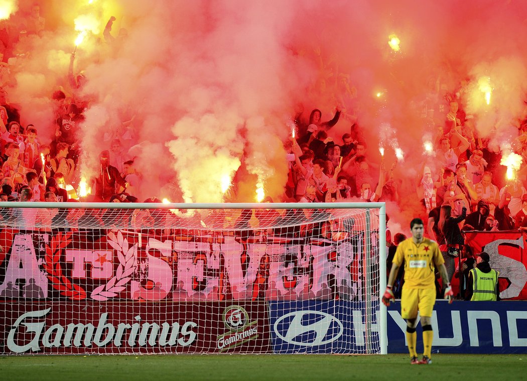 Fanoušci Slavie hnali svůj tým celý zápas do útoku i za pomoci bengálských ohňů, ale sešívaní stejně prohráli se Spartou 0:2