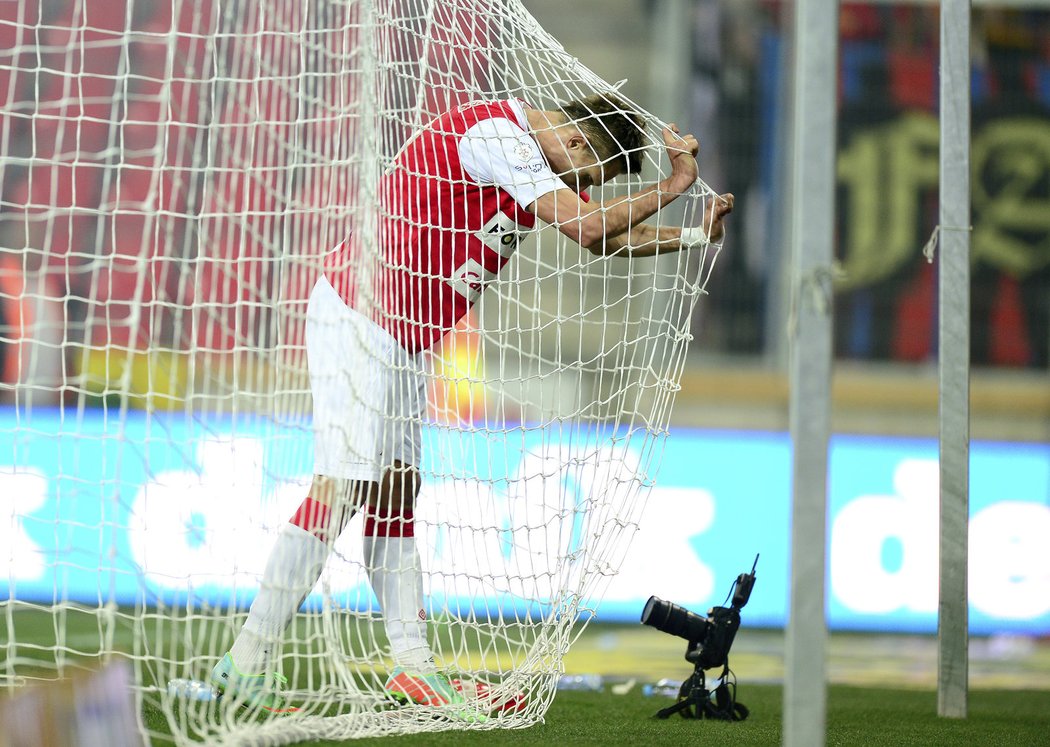 To je zmar. Útočník Slavie Milan Škoda se zavěsil do sítě po derby se Spartou. Sešívaní nedokázali překonat gólmana Bičíka ani jednou a prohráli 0:2.