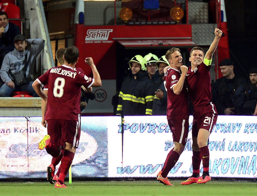 Sparťanská radost při derby na Slavii. Sparta vyhrála díky dvěma trefám Davida Lafaty derby &#34;S&#34; 2:0.